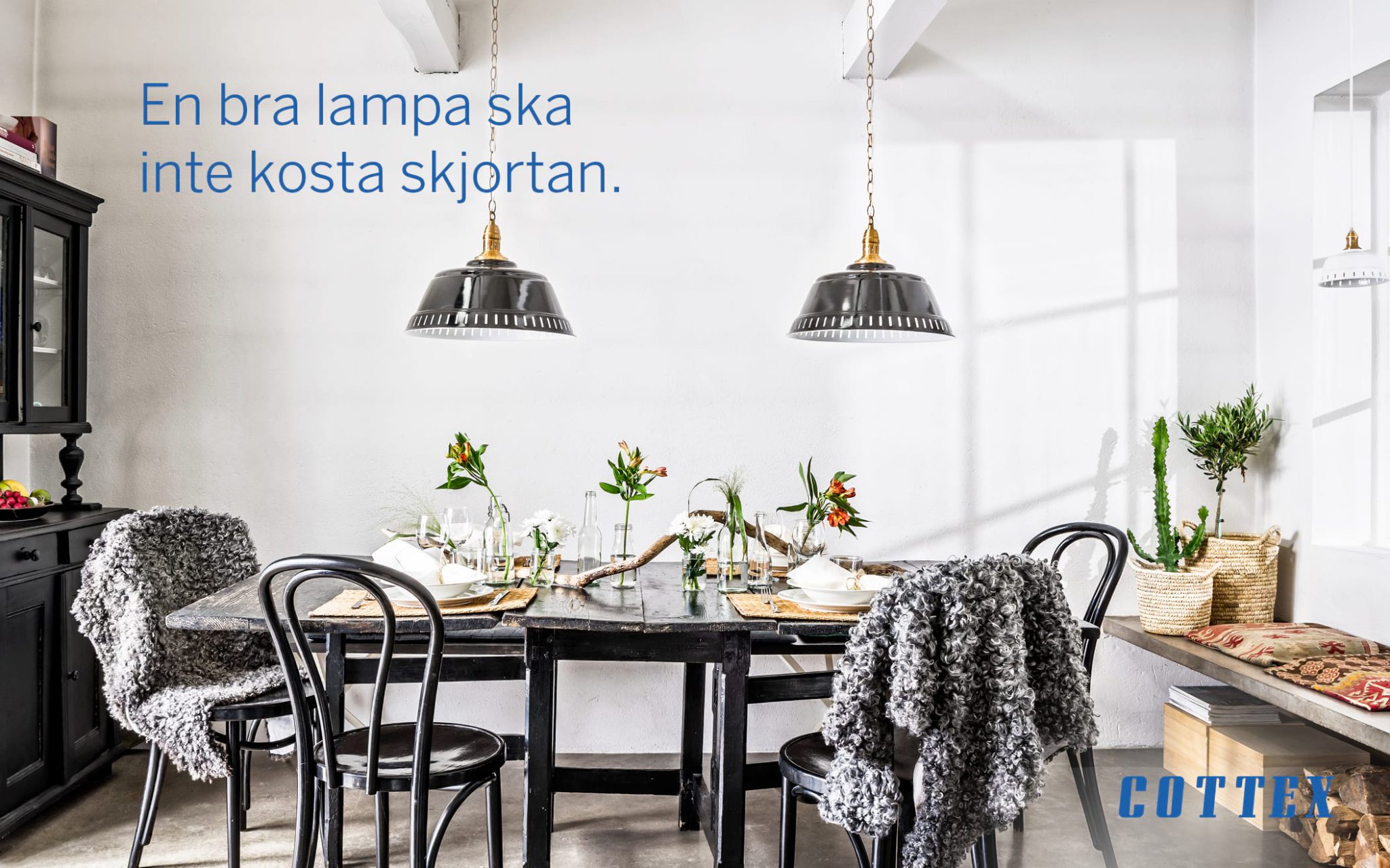 Reklam för cottex på en matsal med svarta möbler och hängande lampor