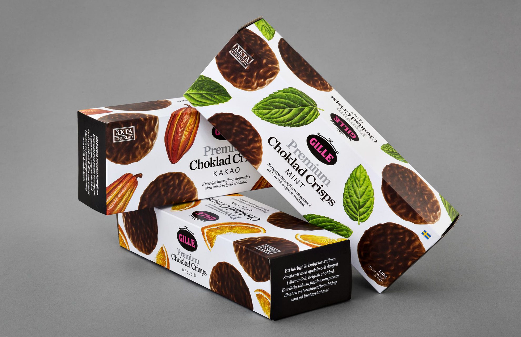 Tre förpackningar på hög med premium choklad crisps kakor från Gille