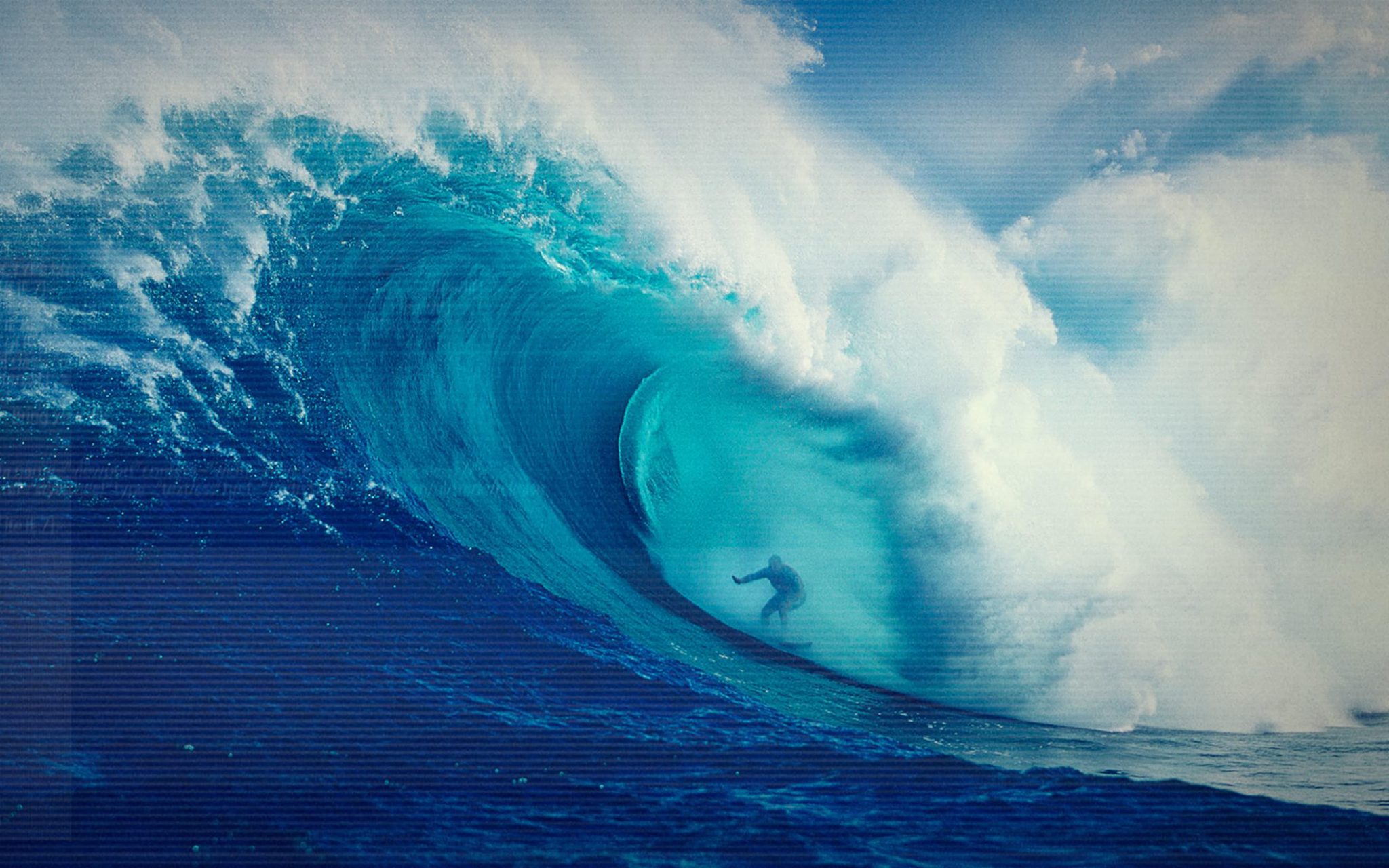 En surfare rider på en stor våg ute i det blå havet