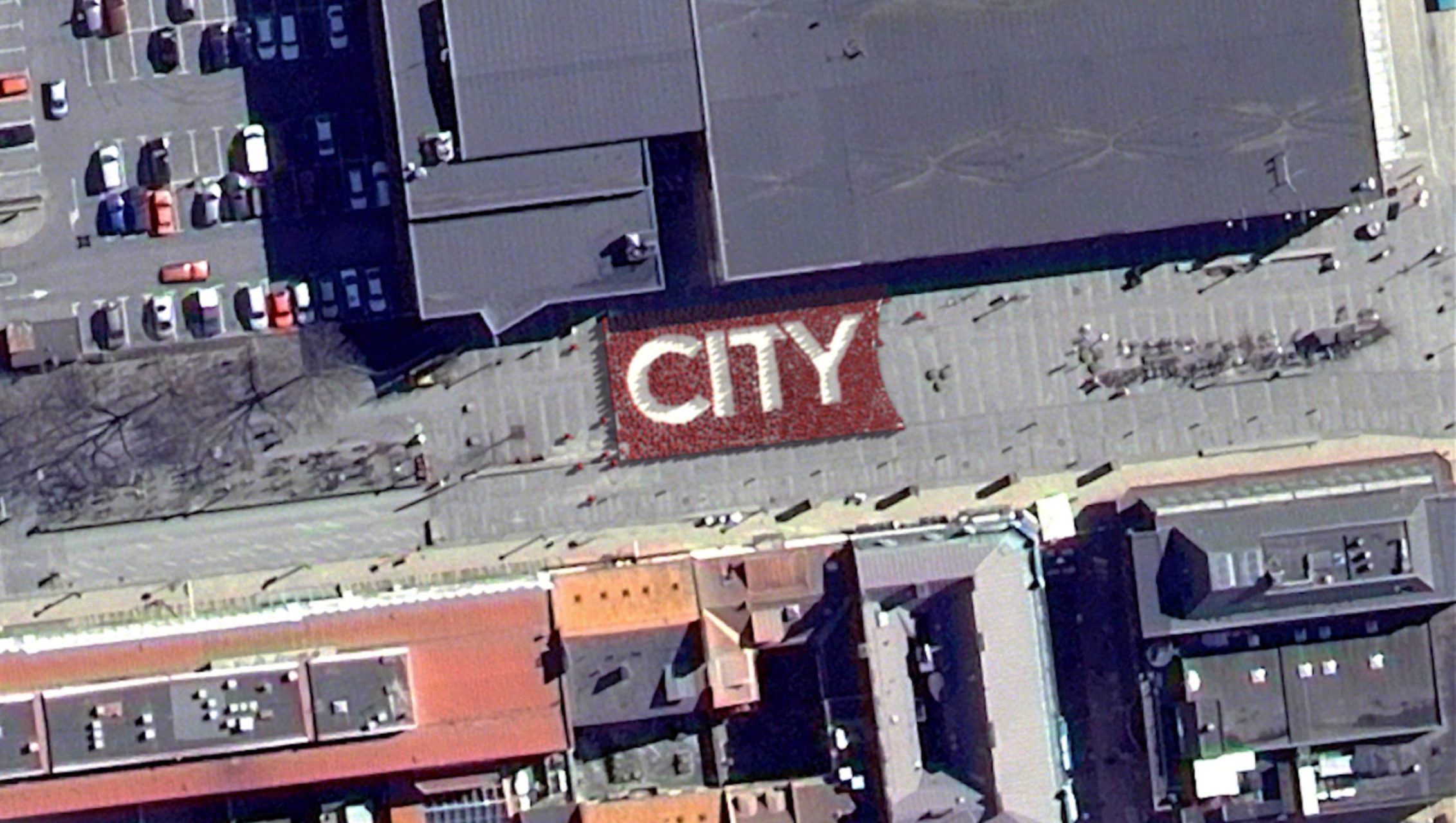 Foto taget från luften över byggnader för city