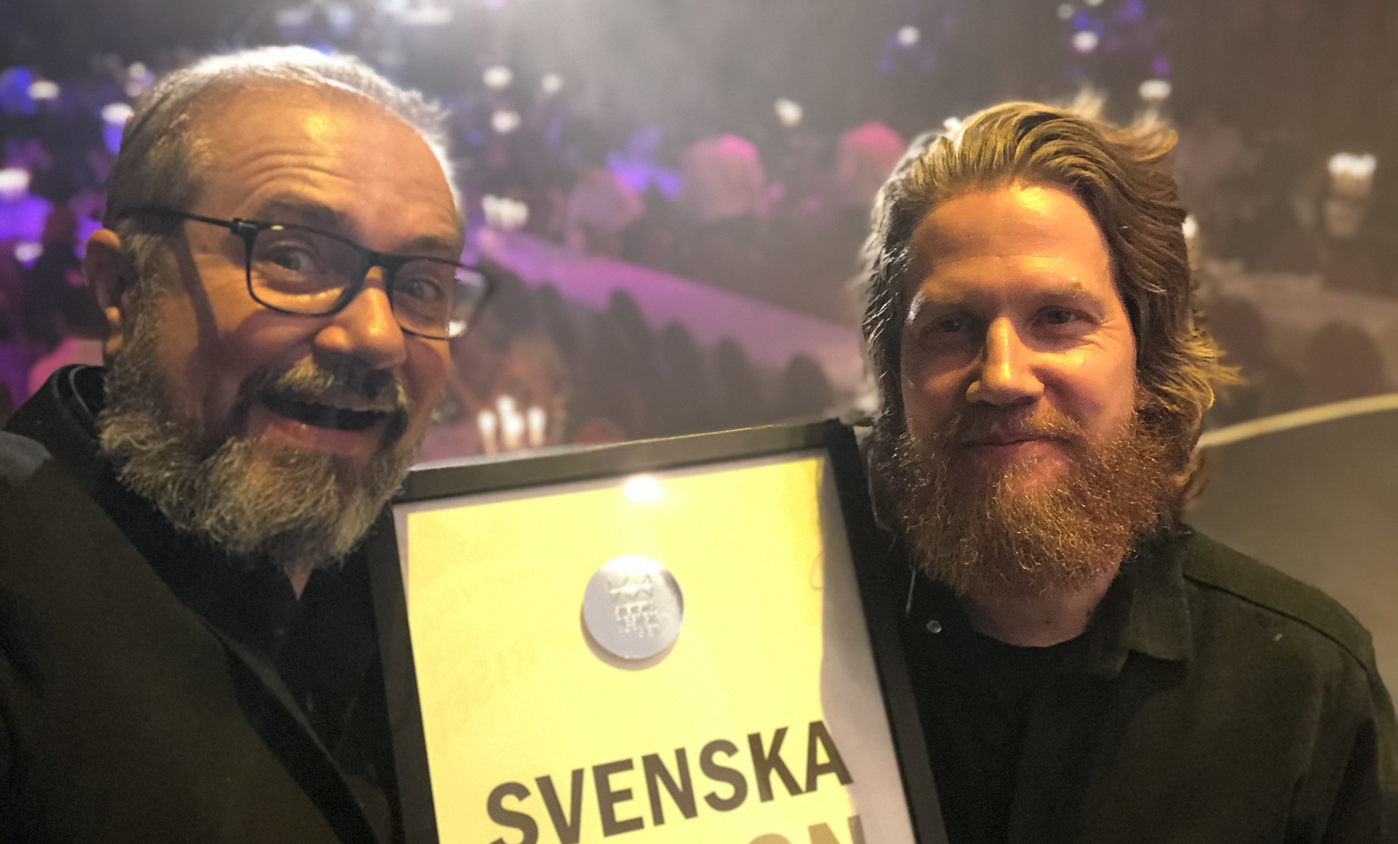 Ivan Matanovic och art director Martin Johansson poserar med svenska design priset