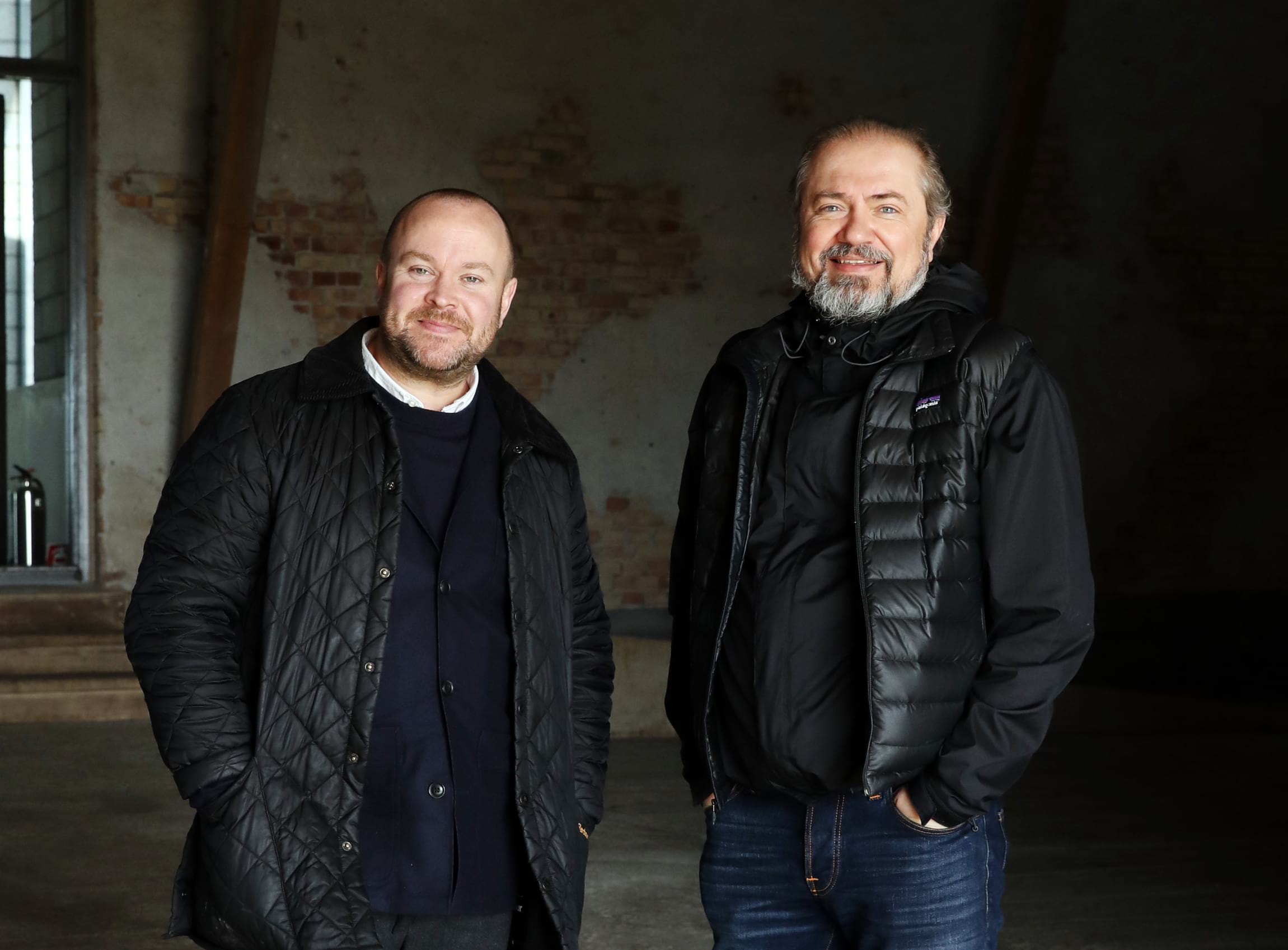Kocken Daniel Berlin och Ivan Matanovic poserar framför en tegelstensvägg