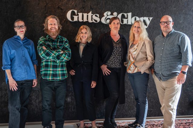 Liljeholmens management och Guts & Glorys arbetsgrupp poserar efter de startat ett nytt samarbete
