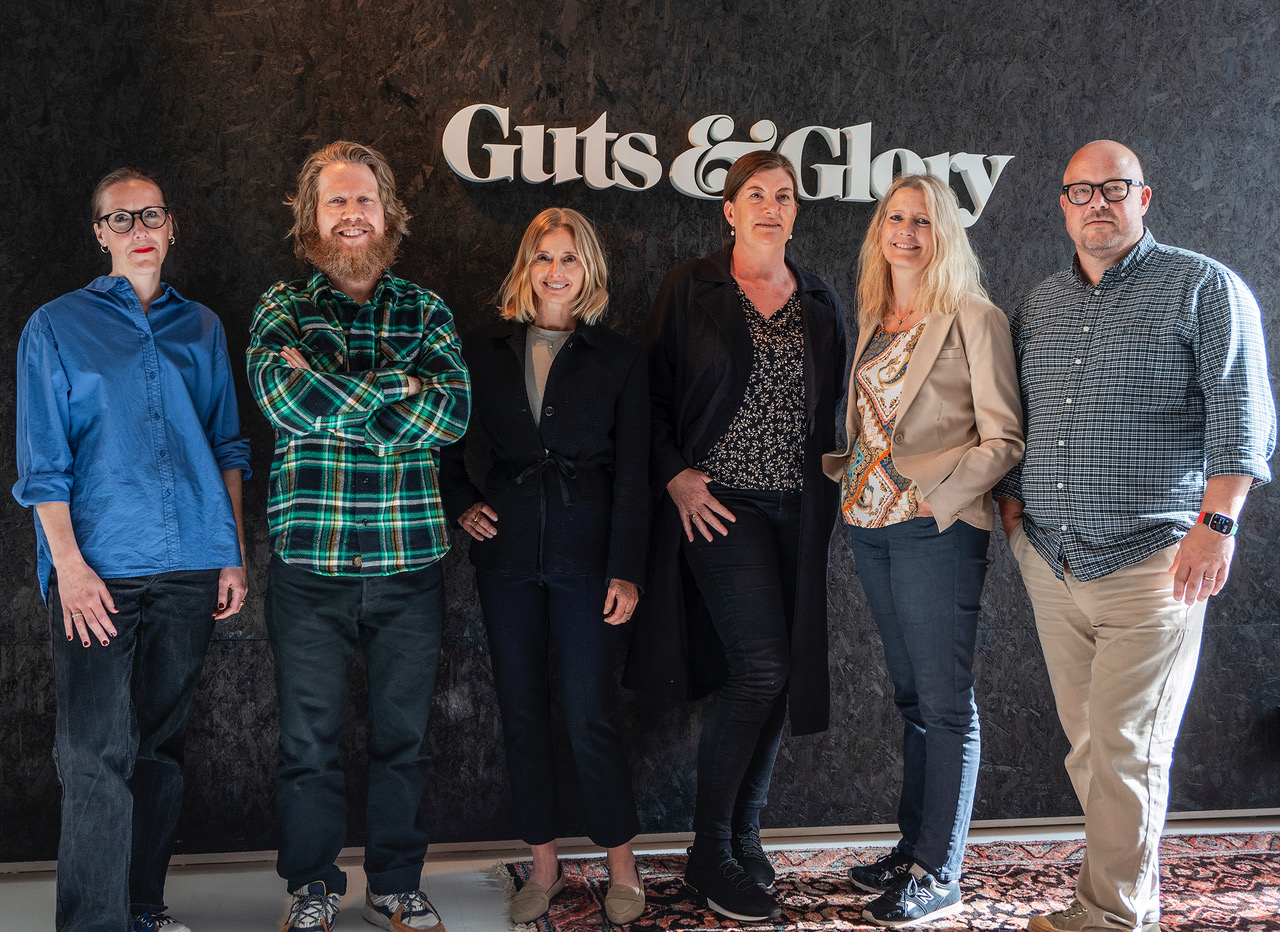 Liljeholmens management och Guts & Glorys arbetsgrupp poserar efter de startat ett nytt samarbete